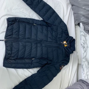 Parajumper jacka - Mörk blå parajumper jacka oanvänd och ny. Storlek S men passar även bra för dig som har storlek M. Nypris på denna jackan är 4000+ kr. Men säljer min för 2500 kr.