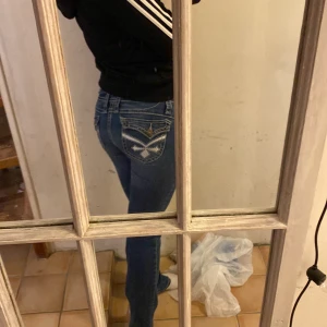 Supersnygga jeans me detaljerade fickor  - Supersnygga byxor köpta på beyond retro med snygga detaljer på fickorna💕 Säljer då de är för tajta för mig Osäker på storlek men passar mig i längd som är 174 men lite tajta på mig som brukar ha storlek 27/28 på byxor Gissar att de är 26 eller xs