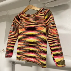 Stickad tröja - Stickad tröja i vackert mönster. Lite liten i armarna på mig som är 172cm lång.