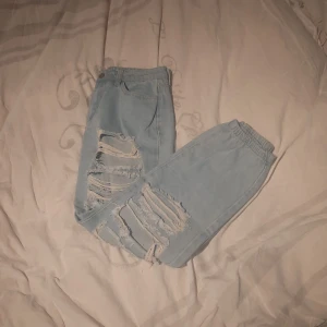 Trasiga jeans - Fläcktar bra. I bra behåll bortsett från alla dit tänkta hål. Slutar över anklarna