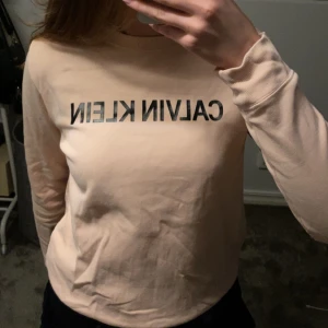 calvin klein sweatshirt  - söt rosa calvin klein sweatshirt i bra skick, säljer då den inte kommer till användning🥰