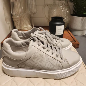 Guess skor - Storlek 39 