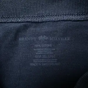 Bekväm Cropped Brandy Melville Wyoming t-shirt, Mörkblå. Använd, perfekt skick 