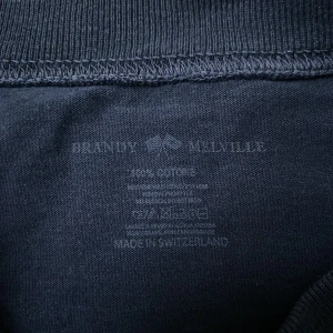 Rare Brandy Melville cropped t-shirt - Bekväm Cropped Brandy Melville Wyoming t-shirt, Mörkblå. Använd, perfekt skick 