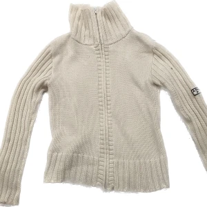 Subversive  turtleneck sweater -  Kommer passa för dej som letar efter basics i gorpcore/ subversive stilen 💗 halsen är bredare än vanligt så den kommer inte sitta lika tajt som på en vanlig polotröja.