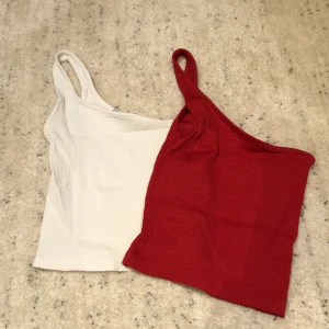 2st Stradivarius-toppar - En vit och en röd Stradivariustopp, köpta utomlands ❤️🤍Är storlek small, men stretchigt material. Säljs tillsammans för 80 eller separat för 50