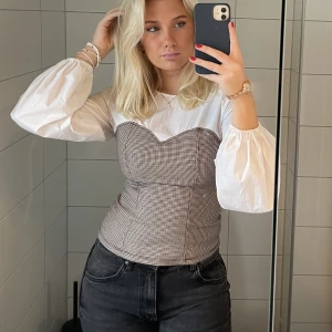 Blus - Världens finaste blus❤️‍🔥säljer den med svart ”korsett”! Skriv för fler bilder ❤️