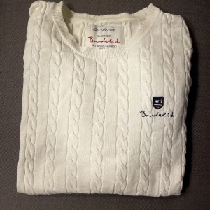Kabelstickad tröja Bondelid  - Vit kabelstickad tröja från Bondelid. Mycket bra skick. 