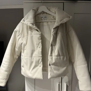 NA-KD jacka - Säljer min NAKD jacka då den inte används. Den är i bra skicka förutom lite små fläckar på ryggen ( kolla sista bilden ) men grå troligtvis att tvätta bort 
