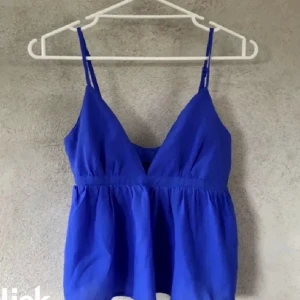Bikbok topp - Jag säljer en blå bikbok topp. Jag köpte den föra sommarn av en tjej på Plick. Inga skador eller missfärgningar❤️ Tryck inte på köp nu😁