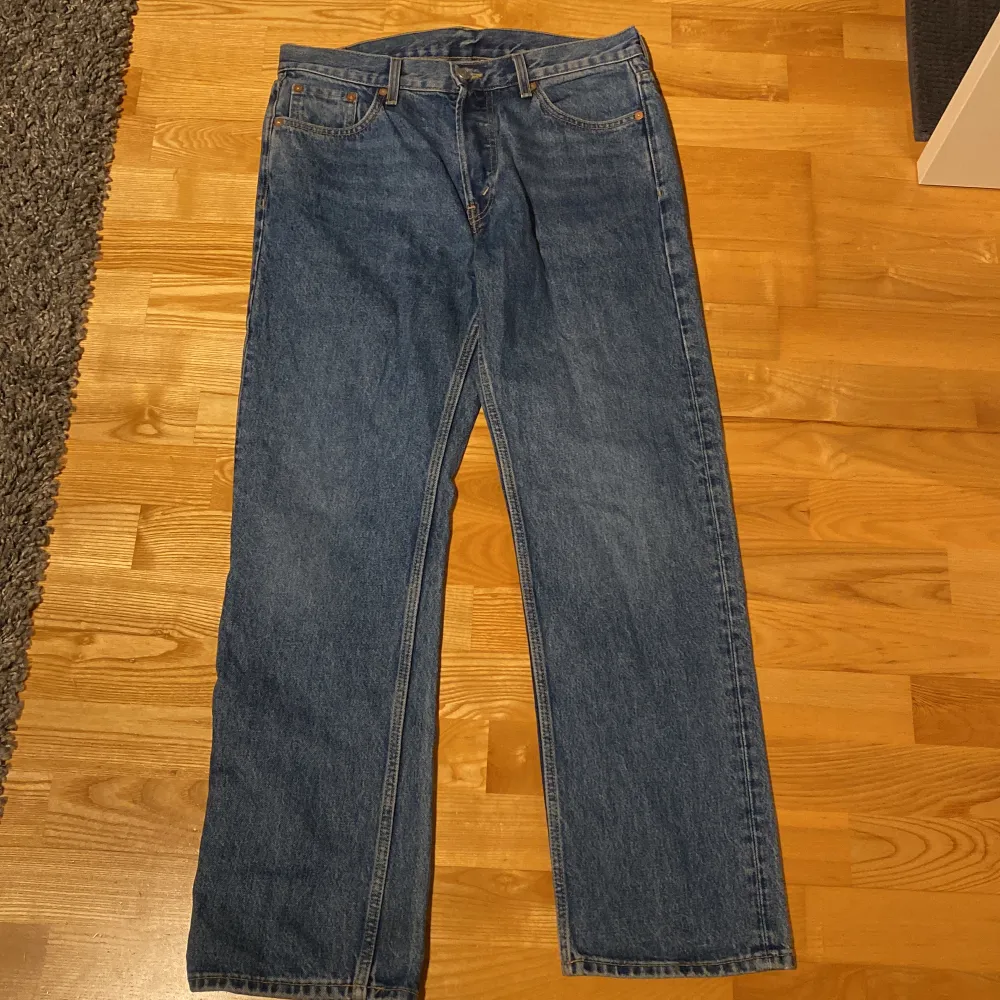 Ett par oanvända jeans från weekday, model(space) i storlek 29/30. Köparen står för frakten, för fler bilder eller frågor skriv DM. Jeans & Byxor.