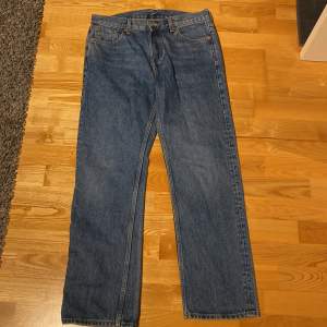 Ett par oanvända jeans från weekday, model(space) i storlek 29/30. Köparen står för frakten, för fler bilder eller frågor skriv DM