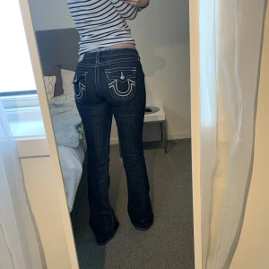 True religion jeans  - Säljer mina as snygga true religion jeans. Köpta på plick för ett tag sedan. Det är i mycket fint skick. Jag har i vanliga fall stl S/M och dessa sitter perfekt på mig.