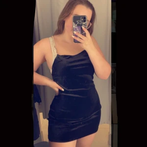 Svart klänning  - En jätte fin svart kort klänning med diamant detalj. Passar både för sommarfester & till nyår. Köpt år 2020 men inte använd så mycket. Säljer pgr av den har blivit för liten.   Storlek Small.