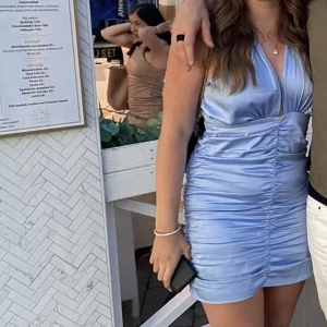 Blå klänning med öppen rygg - Säljer denna fina klänning med öppen rygg då endast använd den 1 gång (kan skicka fler bilder om det skulle viljas)💚