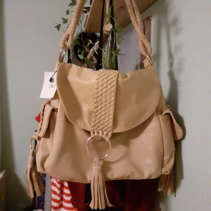 Väska  - Fin väska med många fack. Går att alternera mellan handväska och axelväska. Knappt använd och i bra skick 🌼