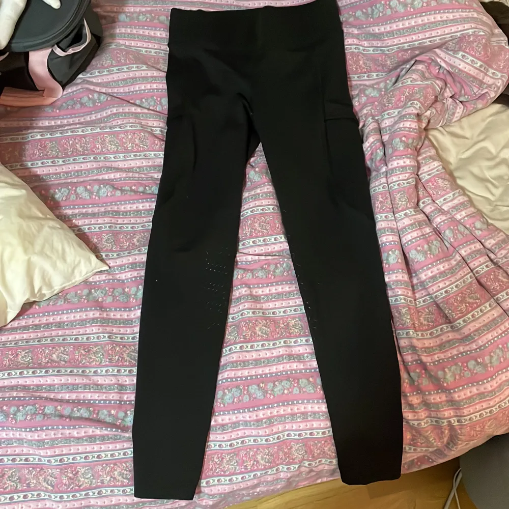 Jag säljer ett par svarta ridbyxor som är i storlek M men passa för L. Jag säljer dom för 200kr dom är typ aldrig använda. . Jeans & Byxor.