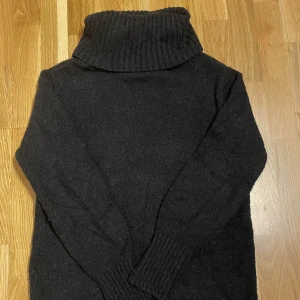 Söt stickad tröja - Supersöt svart stickad tröja! Jättemysig och sticks inte, använd några gånger men fortfarande i bra skick. Storlek XS!