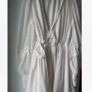 MINIKLÄNNING - Vit klänning som slutar precis över knäna. Från Asos i storlek 36. Använd 1 gång på student. Kontakta för fler bilder💓