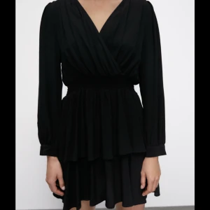 Zara klänning - En jätte fin klänning från zara i storlek xs som aldrig kommit till användning💗 