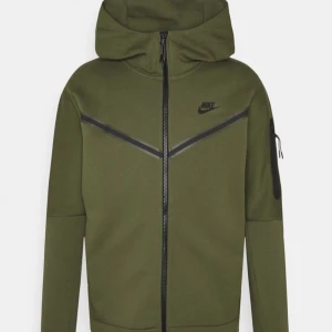 Militär grön Nike Tech Fleece - Säljer en militärgrön Nike Tech Fleece i storlek XL