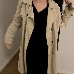 Trenchcoat från Filippa K, i storlek XL men passar xs/s/m ❤️