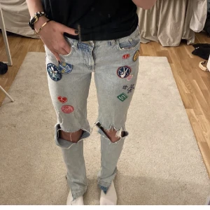 Vintage Jeans  - As coola unika jeans med patches, slut och snygg passform.❤️ spårbar frakt- 66kr