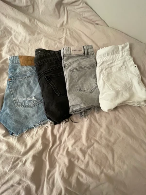 Jeans shorts  - Säljer 4 par jätte fina jeans shorts  Dom alla är i bra skick och knappt andvända❣️ Dom svarta har ingen storleks lapp men dom är i xs och dom andra ❤️ Säljer ett par för 100 