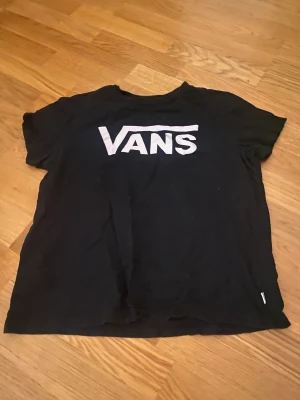 T-shirt - Denna tröja är andvända ett par gånger men är i jätte bra skick, precis som ny💕