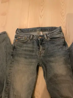 Hej! Säljer dessa midwaist jeansen från weekday pågrund av att dom inte längre passar. Bra kvalitet men om ni har några andra frågor kan ni kontakta mig!