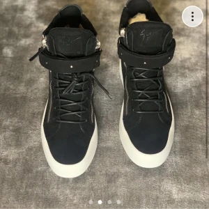 Giuseppe Zanotti  - Giuseppe Zanotti skor! Svarta! Storlek 43! Ny pris 8500kr Condision 10/10! Helt nya oanvända!