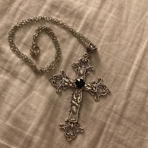 Kors halsband - Ett ganska stort och fint halsband. Kp för fler bilder