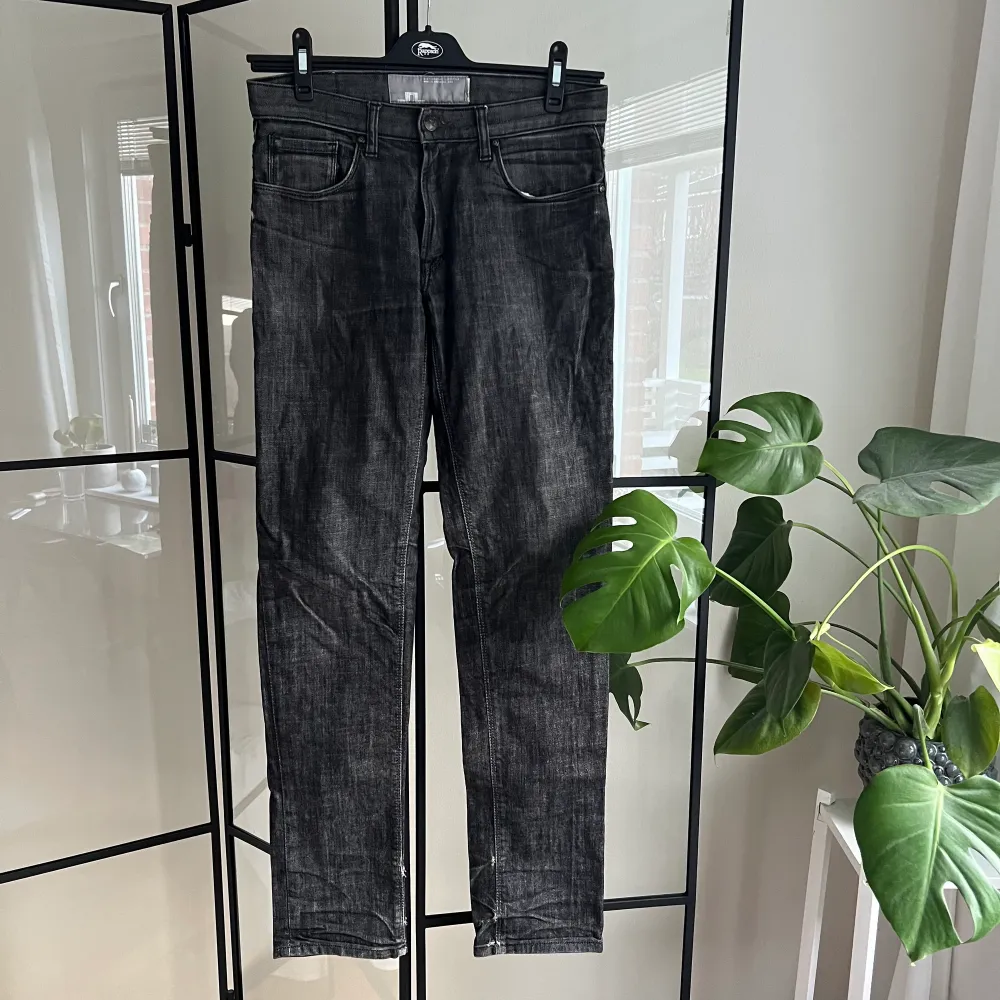 Lågmidjade raka jeans ifrån J.Lindeberg som är köpta second hand. Jeansen saknar storlek men passar mig som är 172 cm och vanligtvis har storlek 36. Jeans & Byxor.