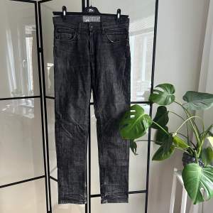 Lågmidjade raka jeans ifrån J.Lindeberg som är köpta second hand. Jeansen saknar storlek men passar mig som är 172 cm och vanligtvis har storlek 36