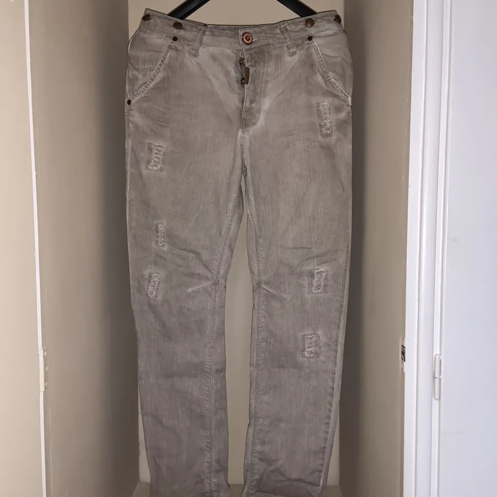 Adrian Hammond Jeans.  Style: Denver Oil Washed Beige.  Beige/ljus brun färg.  Oanvända och hela.  Köparen står för frakten.. Jeans & Byxor.