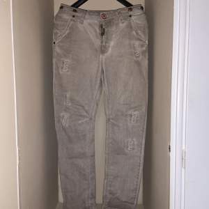 Adrian Hammond Jeans.  Style: Denver Oil Washed Beige.  Beige/ljus brun färg.  Oanvända och hela.  Köparen står för frakten.