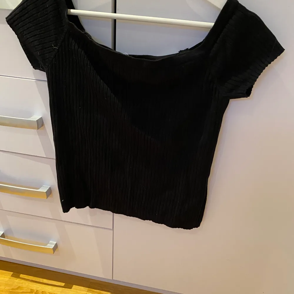 Svart off shoulder t-shirt bra skick. T-shirts.