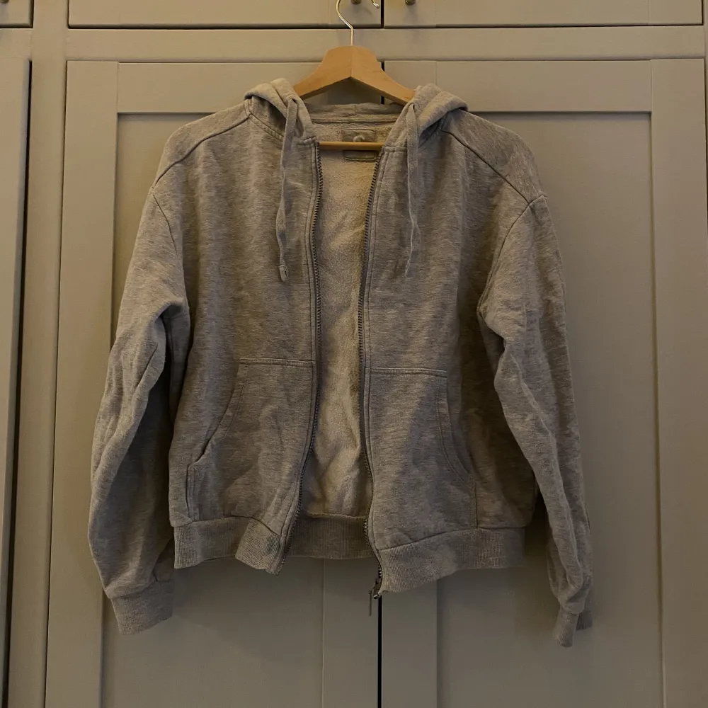 Säljer en superskön grå hoodie med dragkedja från cubus i storlek S💓 . Hoodies.