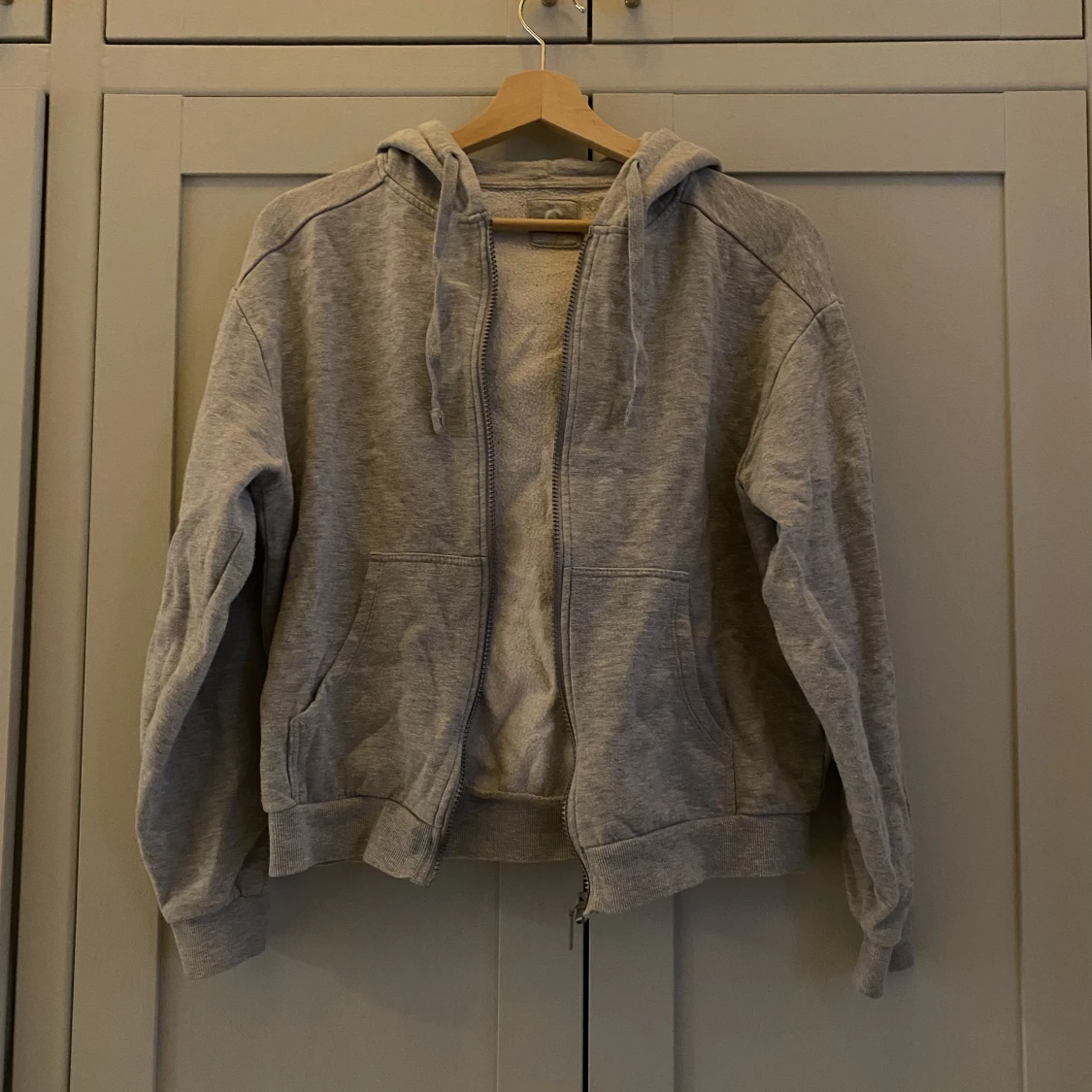 Grå hoodie med dragkedja