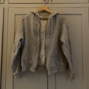 Säljer en superskön grå hoodie med dragkedja från cubus i storlek S💓 