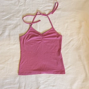 Halterneck linne - Rosa halterneck linne. Står storlek S men passar nog storlek M bättre! Frakt tillkommer 💖💕💖