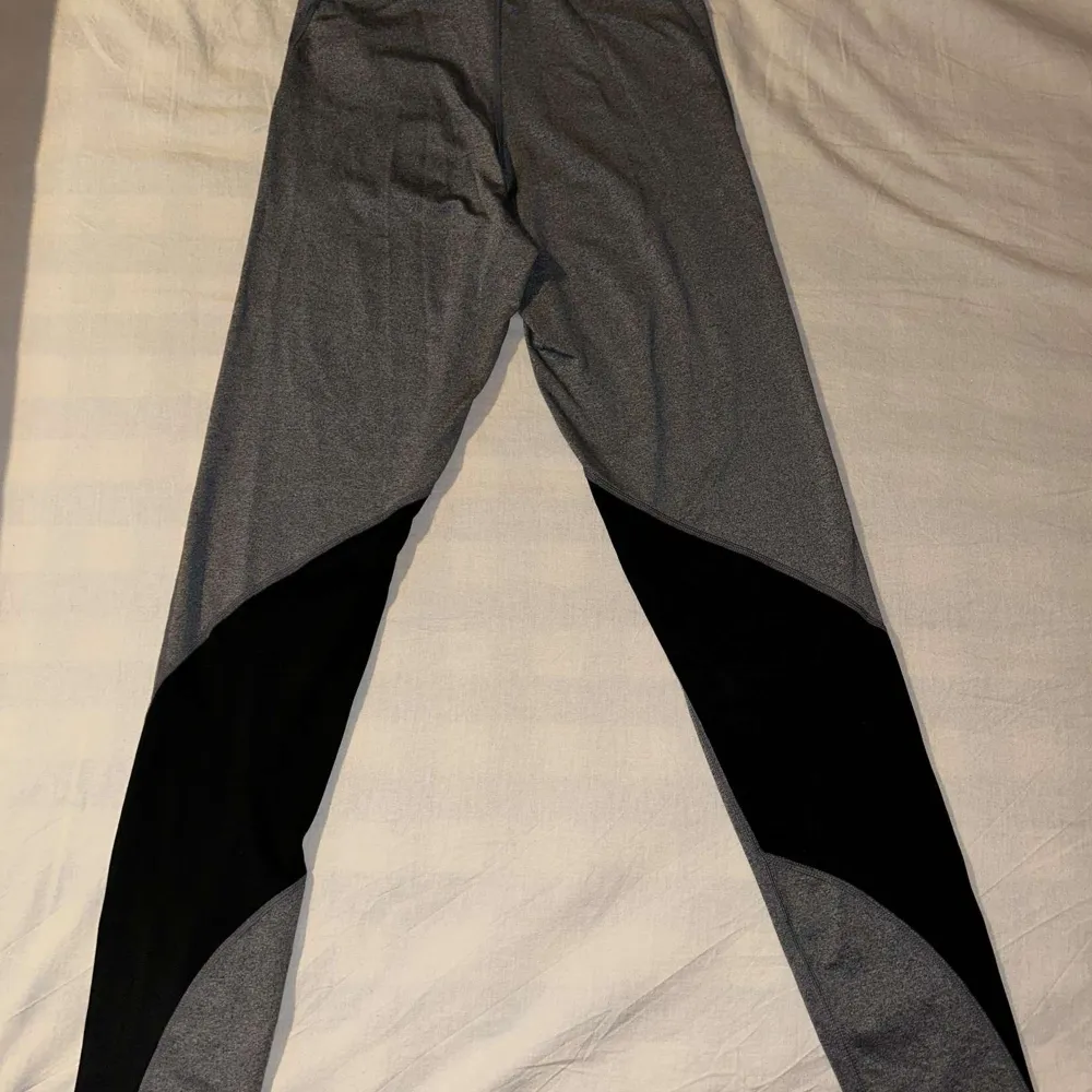 gråa träningstights från nike med svarta detaljer, storlek S men skulle även passa XS, byxorna är använda endast ett fåtal gånger💕. Jeans & Byxor.
