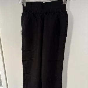 Linnebyxa - Linnebyxa från H&M, en använda, prislapp kvar (för långa för mig) 