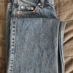 Weekday arrow low - Säljer nu mina blåa weekday jeans i modellen arrow low och är low waist. Vet dock inte vad färgen heter men man ser rätt tydligt på bilden om inte kan ni alltid be om fler bilder! Strl 23/30 och byxorna har inte defekter eller skador!!