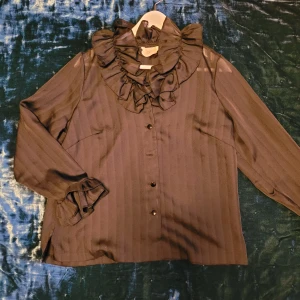 STRIPED COLLAR BLOUSE - Blusen är svartare än vad som syns på bilderna! Märkt som 44, men passar storlek S-M 🖤