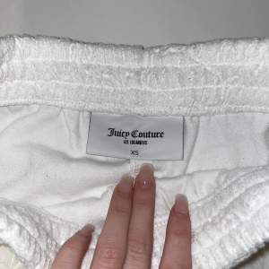 Säljer dessa jättefina vita juicy couture shortsen i storlek xs💞 De har fickor på sidorna och även en liten text på den vänstra sidan! Använda max 2 gånger💞