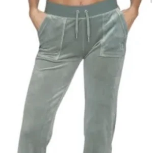 Juicy byxor  - Hej,jag säljer nu mina gröna juicy. Jätte bra skick,inga hål eller liknade. Egna bilder kan tas vid intresse. Fraktas mot kostnad eller upphämtning i Stockholm.😊  (700 kr + frakt) 