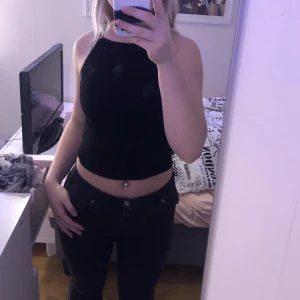 Svart Line  - Ett enkelt svart linne från h&m. Inga skador super bra skick. Säljer för 50kr ni står för frakt, kan mötas upp💕