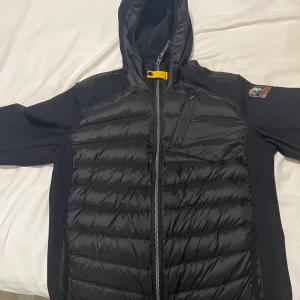 Parajumper Hybrid Nolan Jacket - Helt oanvänd jacka, köptes nyligen. Finns digitalt kvitto om det önskas. Pris kan diskuteras vid snabb affär!