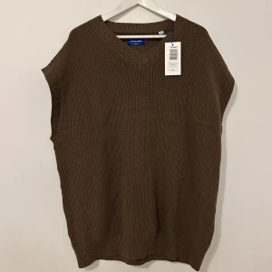 Oanvänd väst  - Jättefin skickad väst från Jack & Jones. Oanvänd med lapp kvar.  Nypris 400kr. 